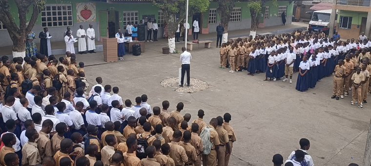 Salut aux couleurs du 21 septembre 2026 : toute l'école rassemblée autour du mât, pour l'accueil des nouveaux élèves.