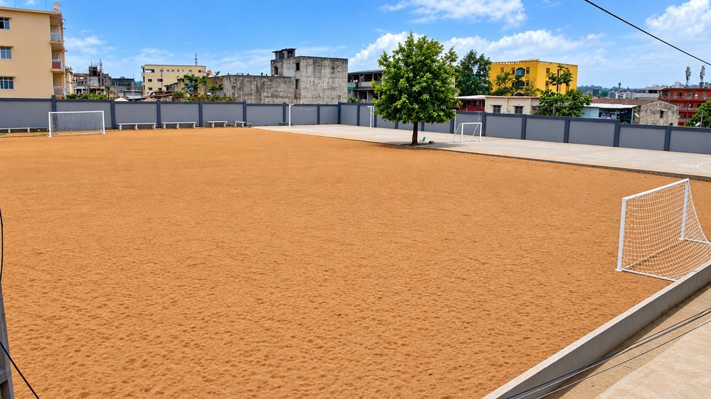 Le terrain de sport de l'ISCA.